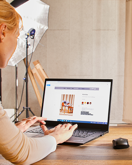 Leistung Content Produktion Image Hochformat Frau vor Laptop mit Artikeldetailseite