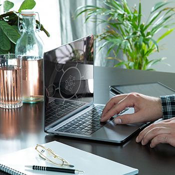 Leistung Datenmanagement Mitarbeiter am Laptop Sortierung Daten Grafik mit Icons
