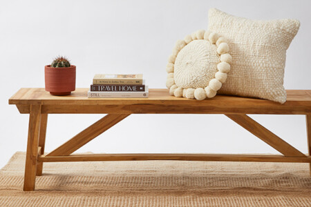 Home Decor Interior Design Nachhaltige Holzbank und Kissen im kleinen Ambiente