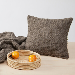 Anordnung von Kissen Decke und Korb