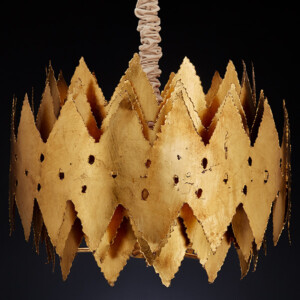 Hängeleuchte mit goldenem, zackenförmigem Schirm