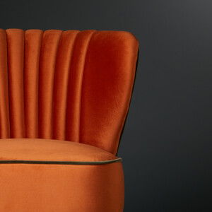 orangeroter Sessel in Nahaufnahme