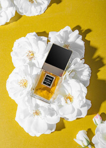 Kosmetik Damenduft Parfum Gebettet auf Blüten