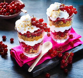 Johannisbeeren Nachtisch mit Keksfüllung und frischer Sahne