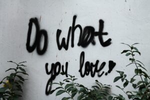 Graffiti mit Text "Do what you love!"